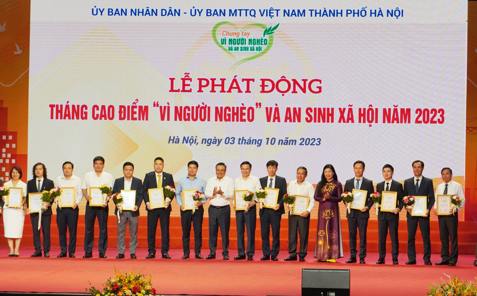 Chủ tịch UBND TP, Hà Nội Trần Sỹ Thanh và Chủ tịch Ủy ban MTTQ Việt Nam TP. Hà Nội Nguyễn Lan Hương tiếp nhận sự ủng hộ và trao tặng Thư cảm ơn ghi nhận sự ủng hộ của các đơn vị.
