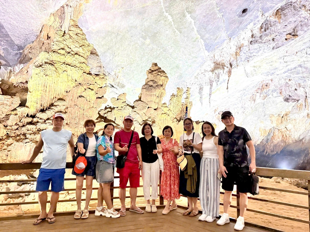 Đoàn ICON4 tại động Phong Nha